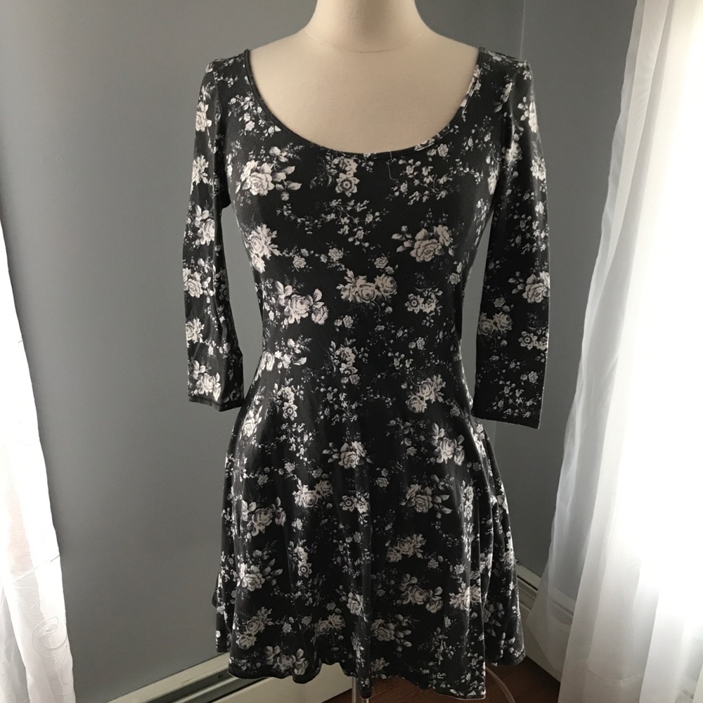 *WORN TWICE* American Eagle Floral Open Back Dress